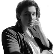 Soy un artista con experiencia en el mundo del arte que espera ayudar a canalizar l a creatividad innata de los alumnos.